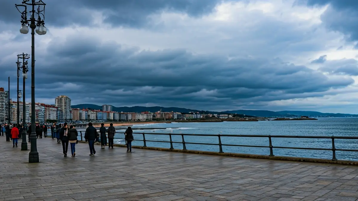 Imaxe da cidade da Coruña baixo un ceo anubrado, anticipando un cambio de tempo.
