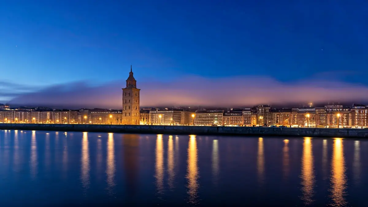 Imaxe da cidade da Coruña cuberta pola néboa ao amencer.