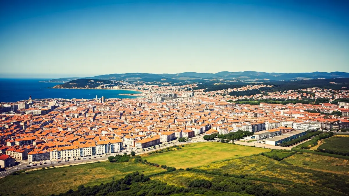 Imaxe aérea histórica da Coruña mostrando a súa evolución urbana.
