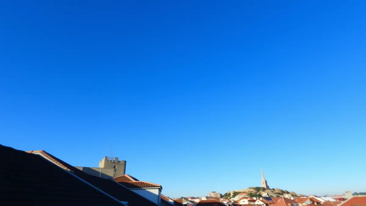 Imaxe da cidade da Coruña baixo un ceo despexado e soleado.