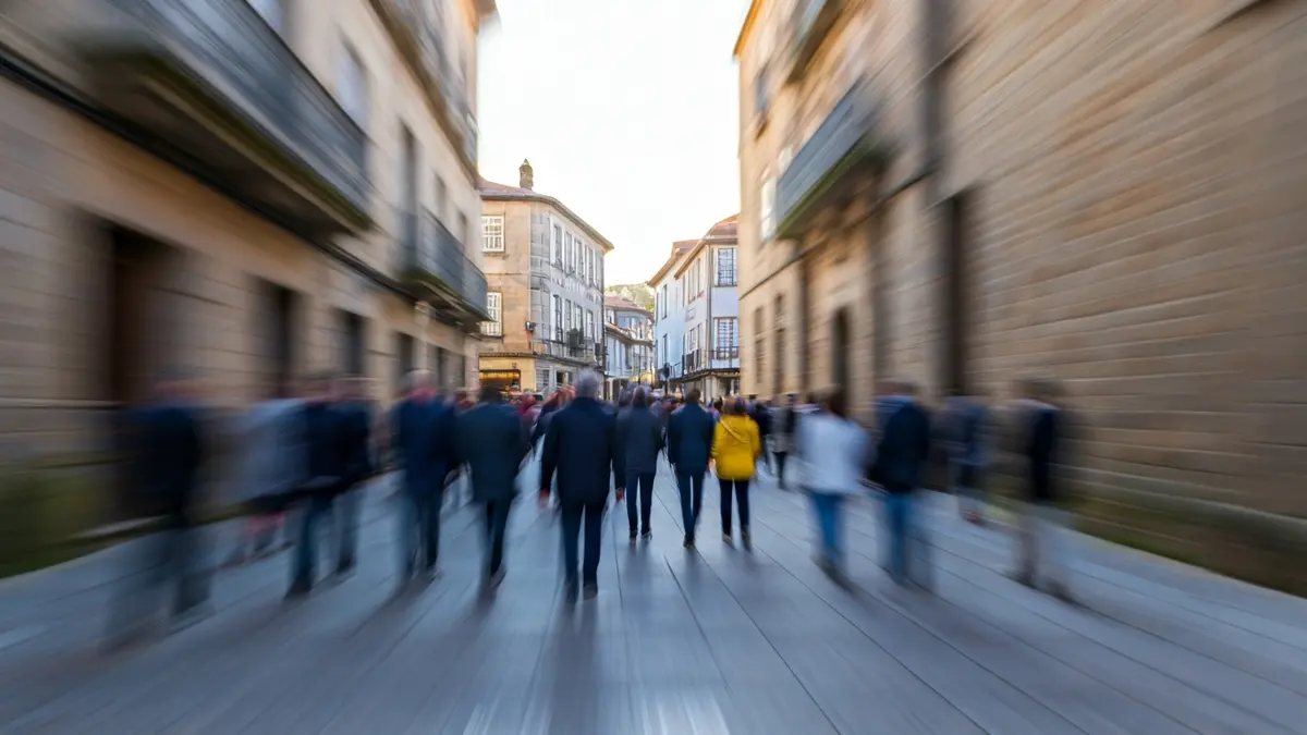 Imaxe xenérica dunha multitude de persoas camiñando por unha rúa nunha cidade galega.