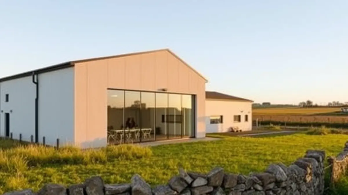 Imagen de un edificio de usos múltiples con gimnasio y vestuarios.