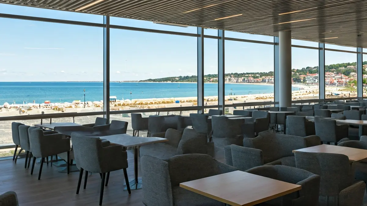 Imagen genérica de una cafetería moderna con vistas a la ría de Vigo.