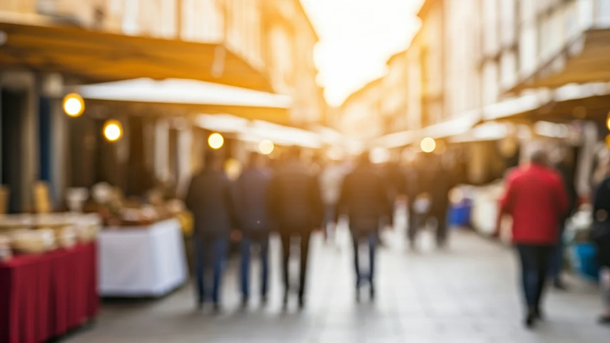 Imaxe xenérica dun mercado de rúa con postos e xente paseando.