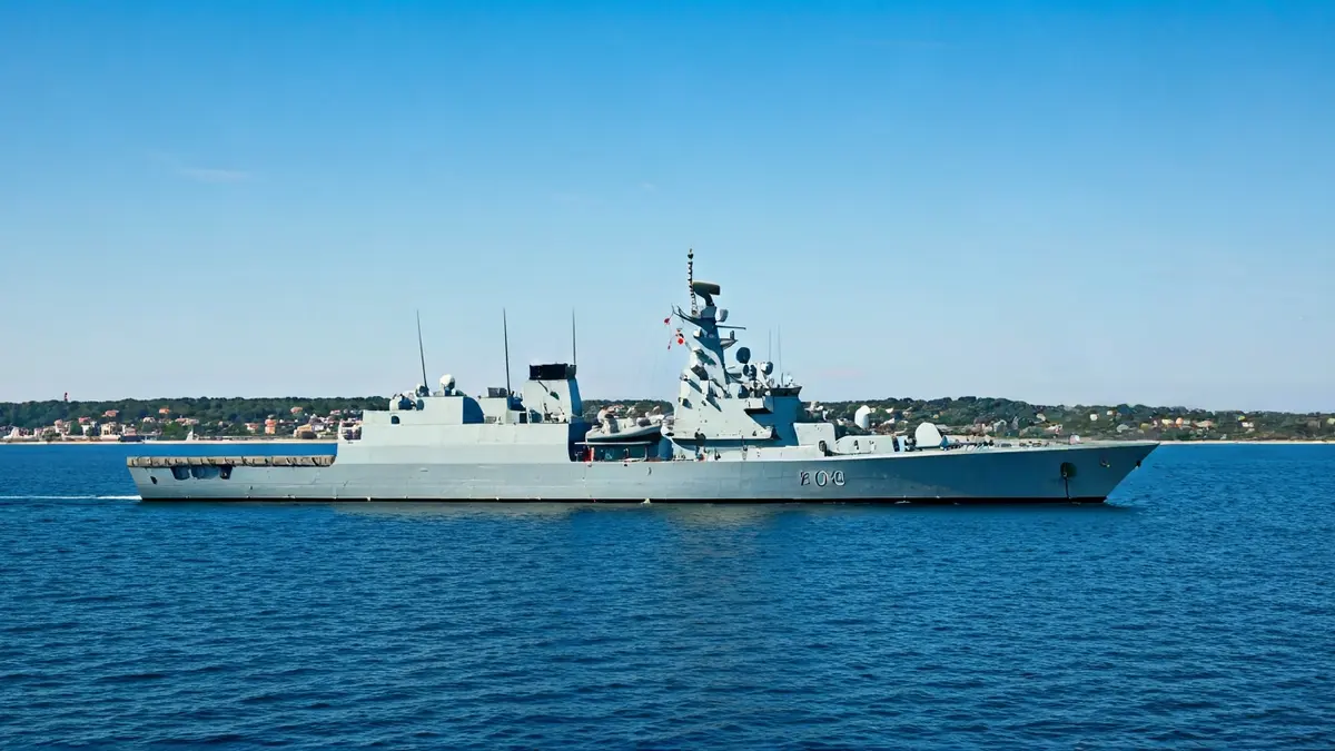 Imaxe xenérica dunha fragata navegando en mar aberto.