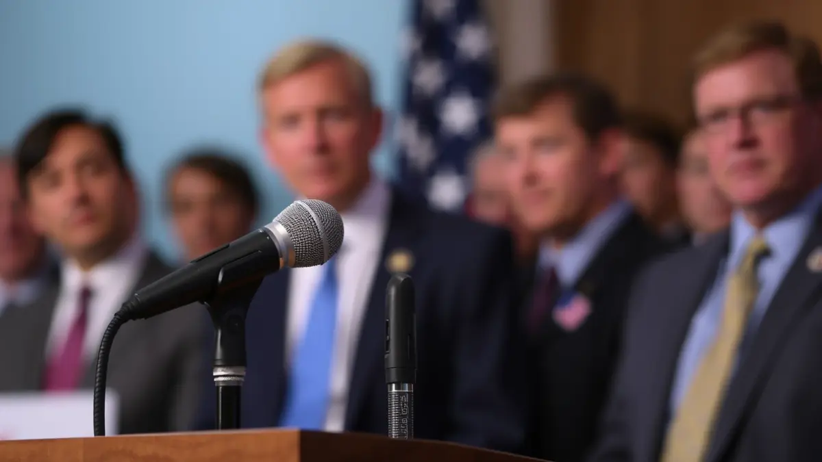 Imaxe xenérica dun micrófono nun podio, simbolizando un debate político.