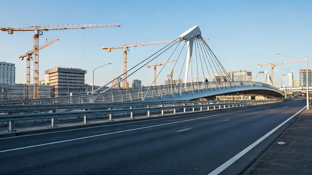 Pasarela restaurada sobre a avenida de Alfonso Molina na Coruña, con guindastres traballando na zona.