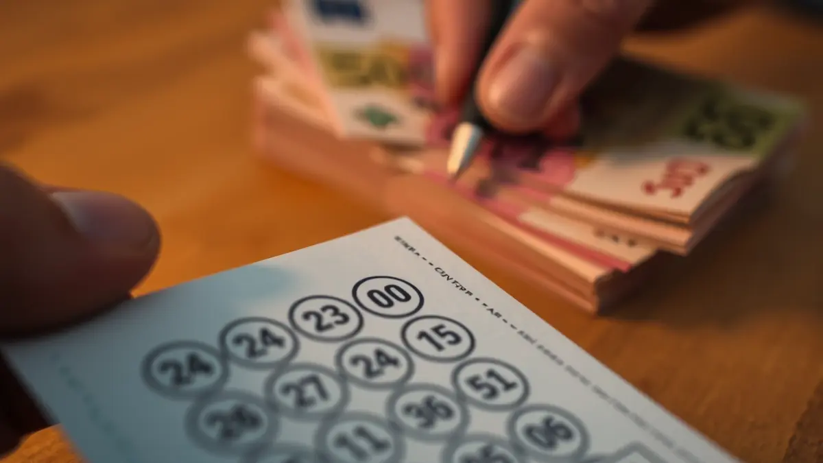 Imaxe xenérica dun boleto de lotaría e diñeiro.
