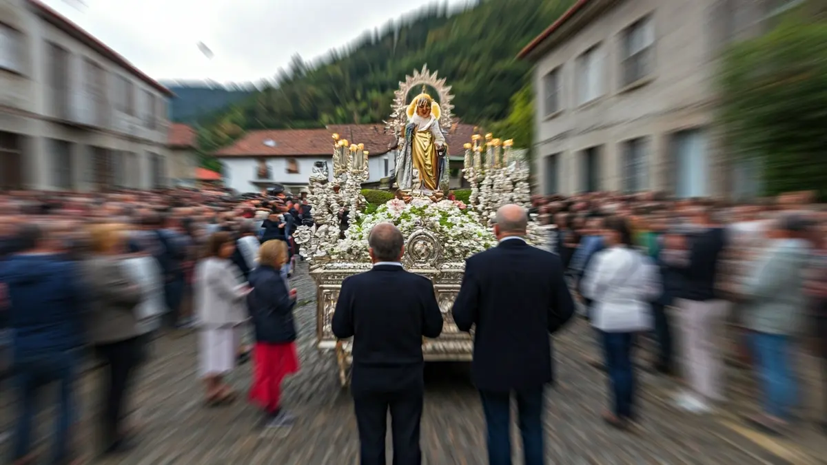 Imaxe dunha procesión relixiosa nunha vila galega, con xente reunida e ambiente festivo.