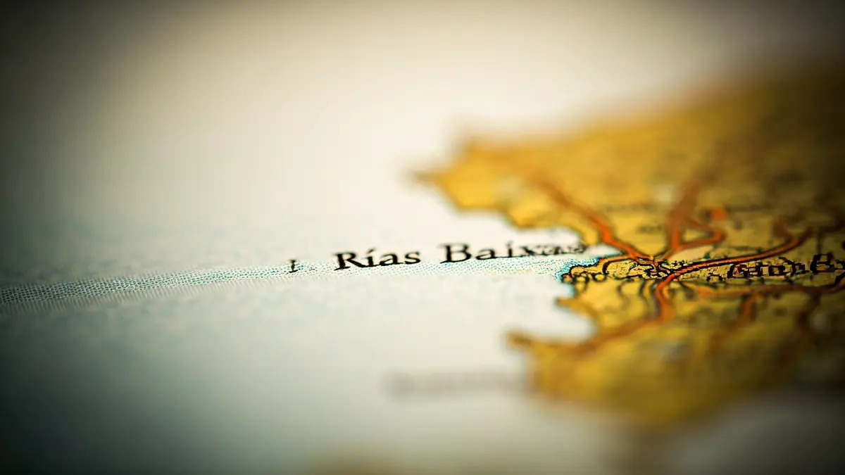 Imaxe dun mapa antigo das Rías Baixas, suxerindo o escenario da serie 'Clanes'.