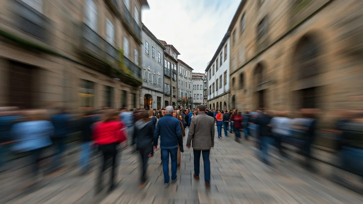 Imaxe dunha rúa concurrida nunha cidade galega durante un evento festivo.