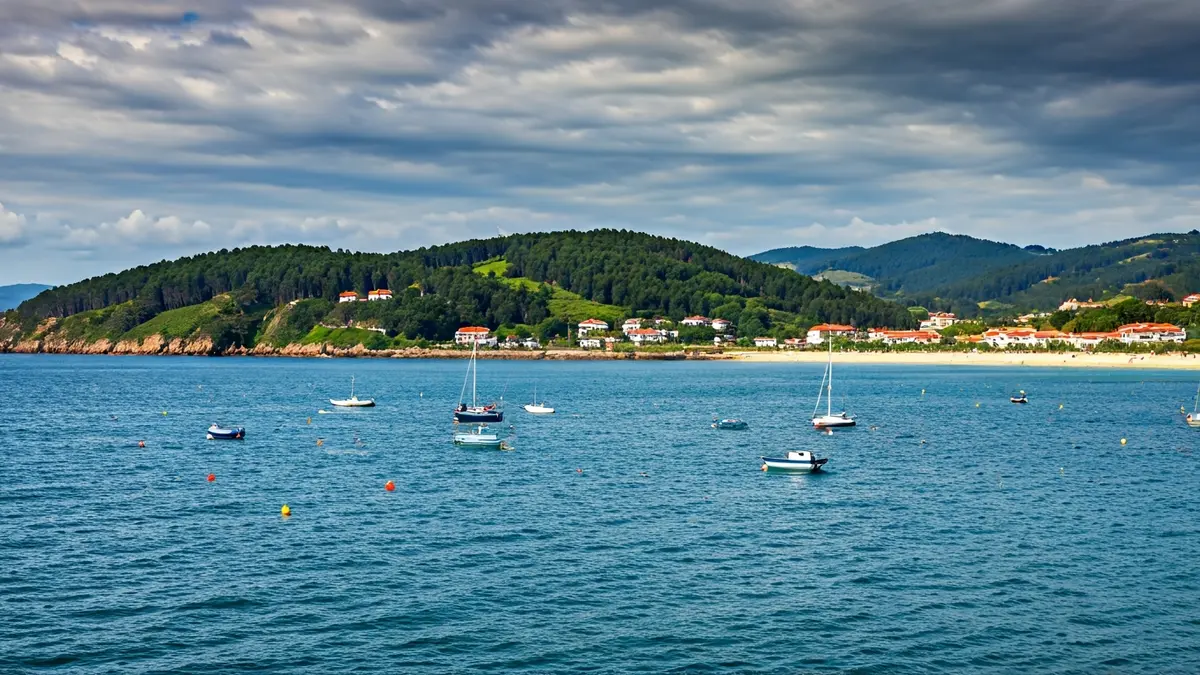 Imaxe da costa das Rías Baixas, con barcos de pesca e paisaxes verdes.