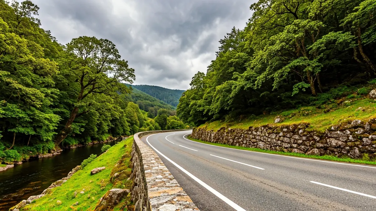 Imagen de la sierra de San Mamede, con carreteras serpenteantes y vegetación exuberante.
