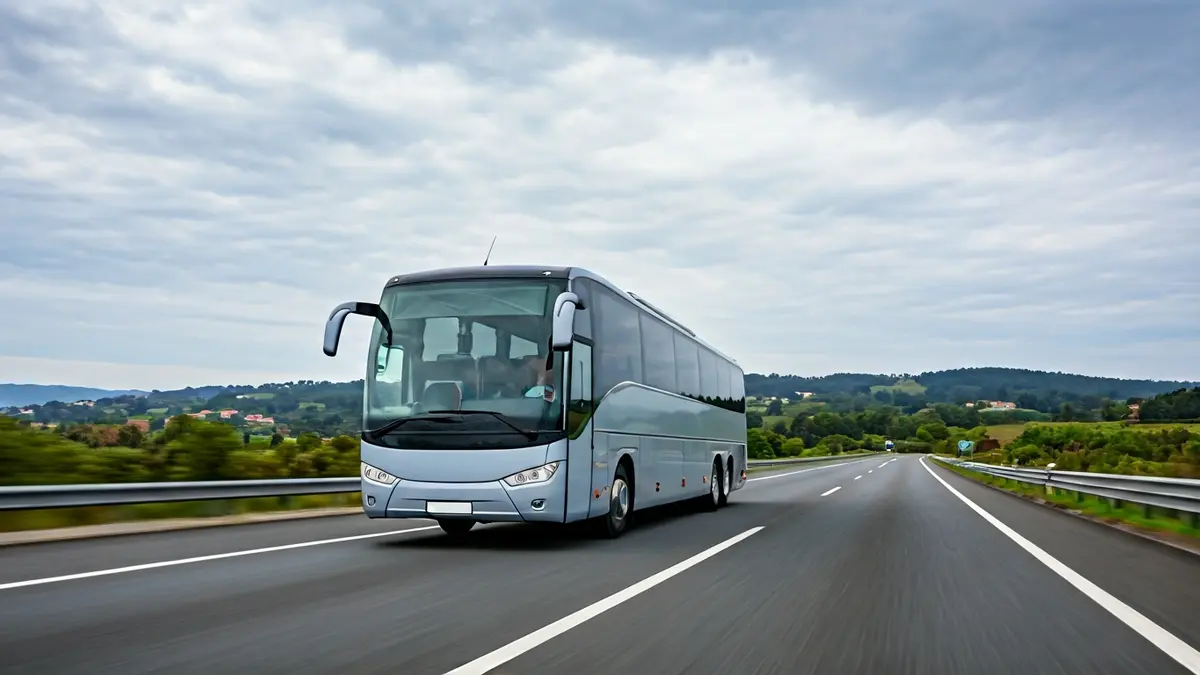 Imagen genérica de un autobús interurbano en movimiento por una carretera gallega.