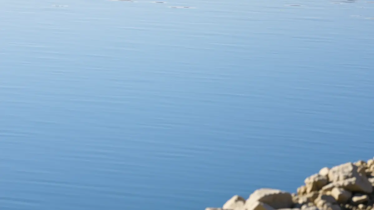 Imaxe xenérica dunha balsa de auga limpa nun entorno natural.