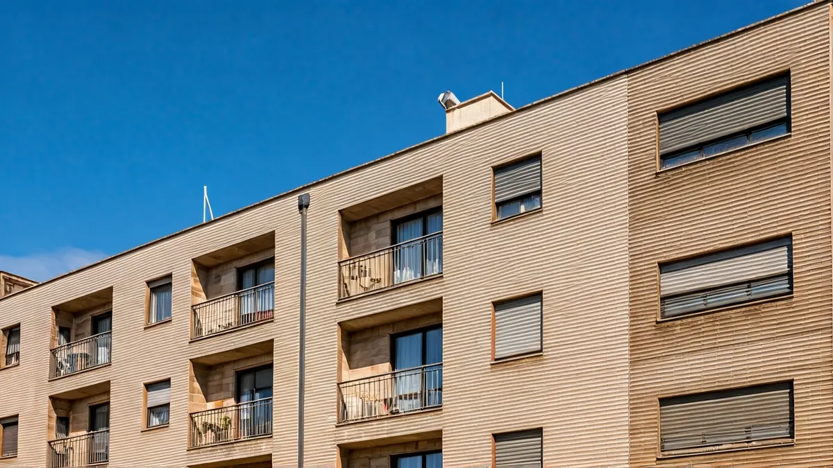 Imaxe dun edificio de vivendas públicas en Galicia.