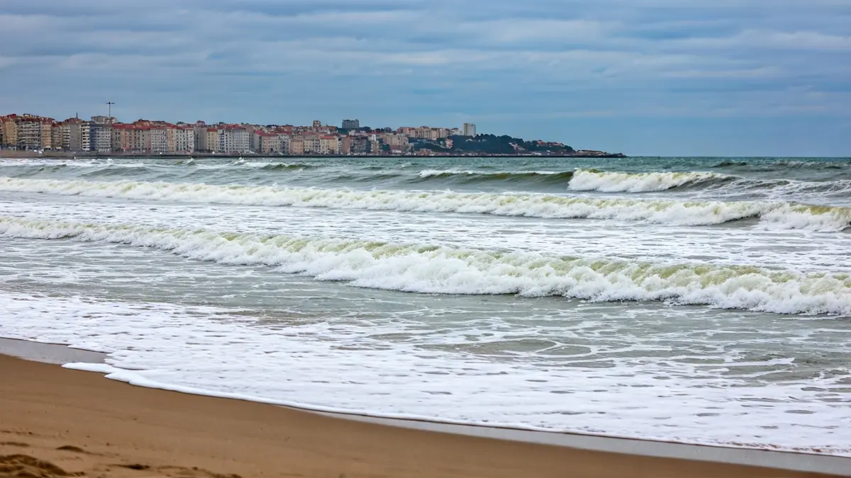 Imagen de una playa con fuerte oleaje y alerta naranja.