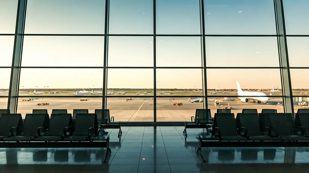 Imagen genérica de una terminal de aeropuerto moderna con aviones en el exterior.