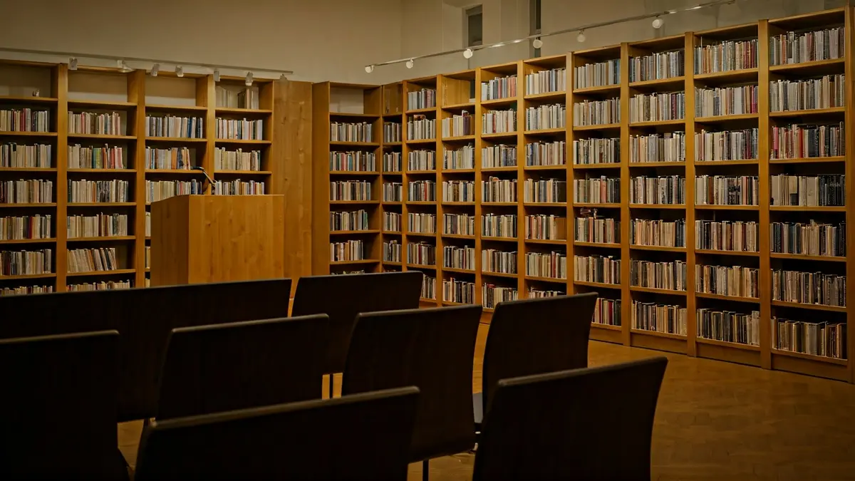 Imaxe xenérica dunha presentación de libro nunha biblioteca.