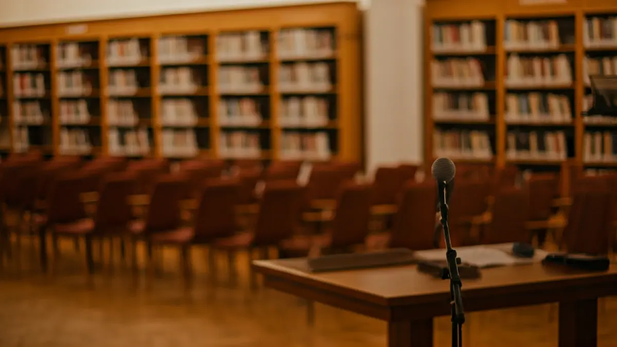 Imaxe xenérica dunha presentación de libro nunha librería