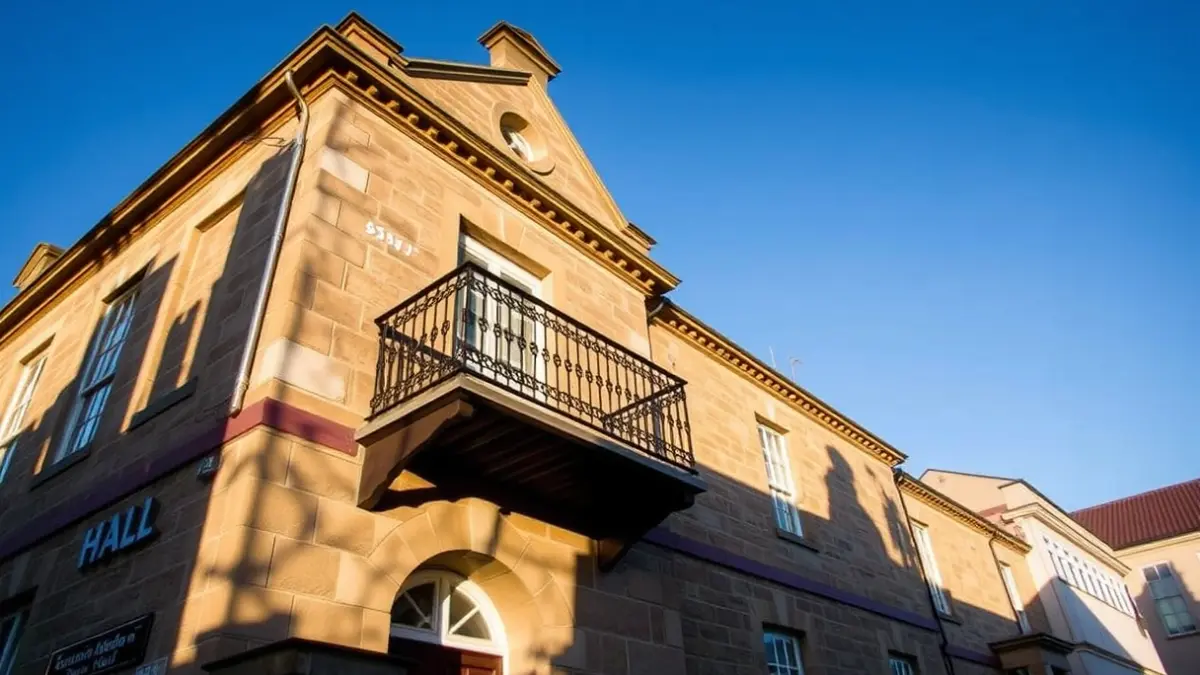 Fachada del ayuntamiento de Arteixo bajo la luz del sol de la tarde.