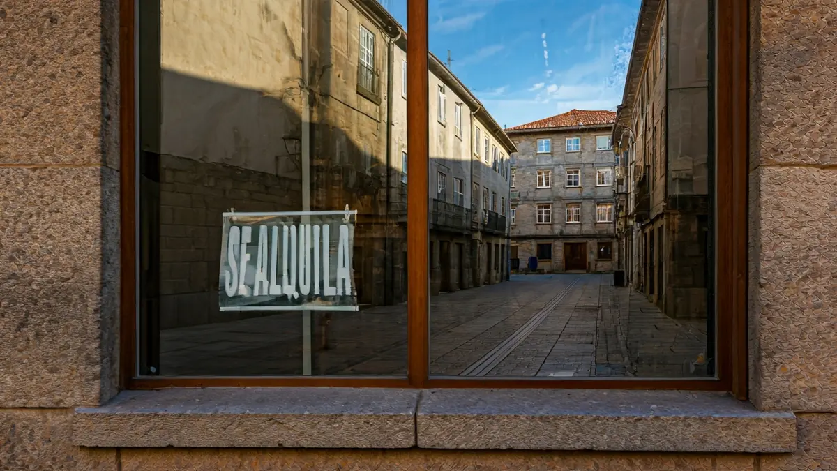 Cartel de 'Se Alquila' en un escaparate vacío de las Galerías Oliva en Pontevedra.