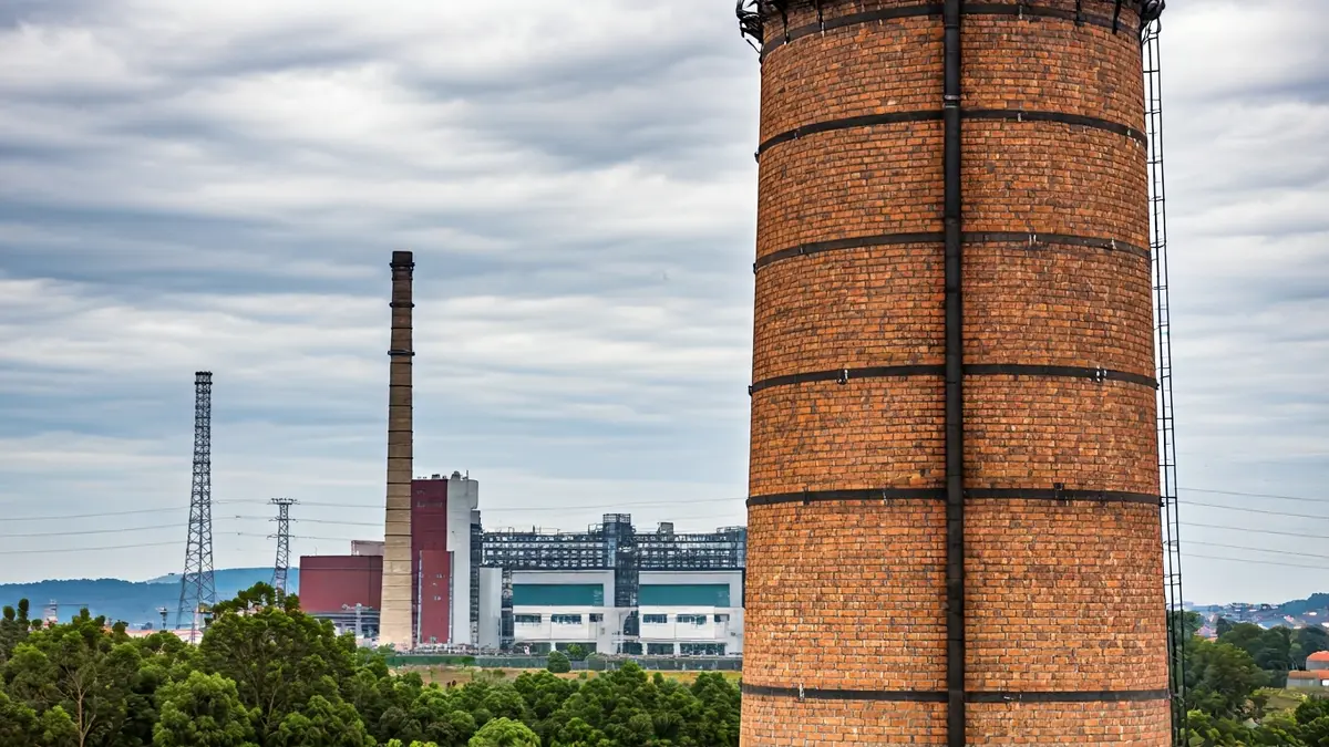 Imaxe dunha cheminea industrial e un complexo enerxético.