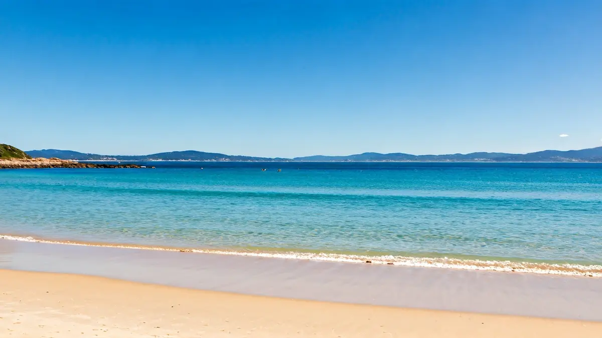 Imaxe xenérica dunha praia de Galicia con augas claras e area fina.