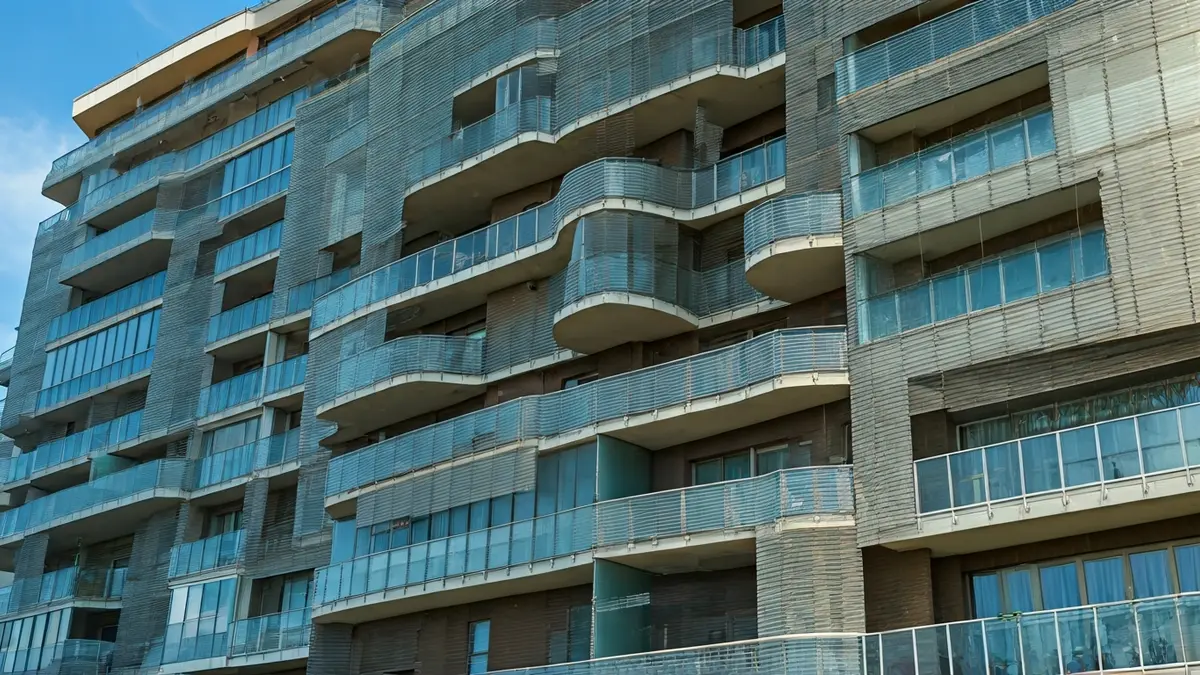 Imaxe xenérica de vivendas turísticas nunha zona costeira.