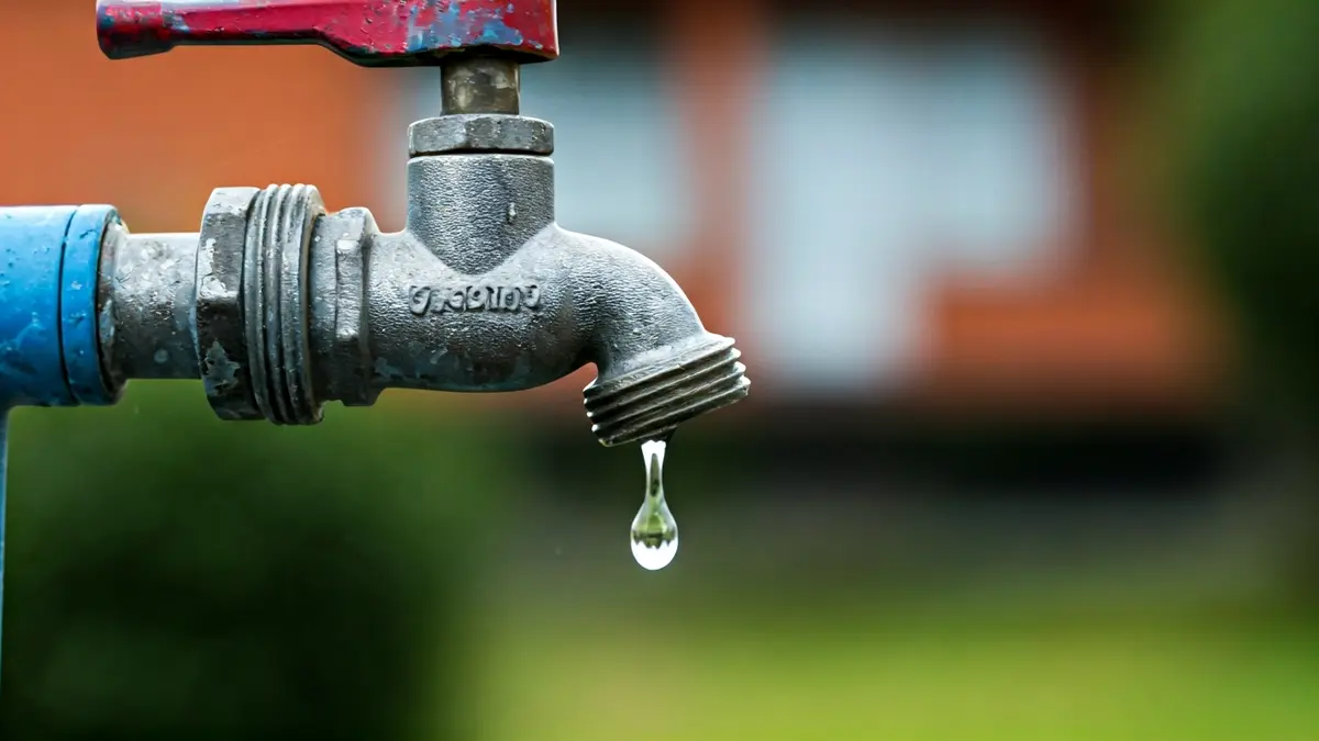 Imaxe xenérica dunha billa goteando auga, simbolizando cortes no subministro.