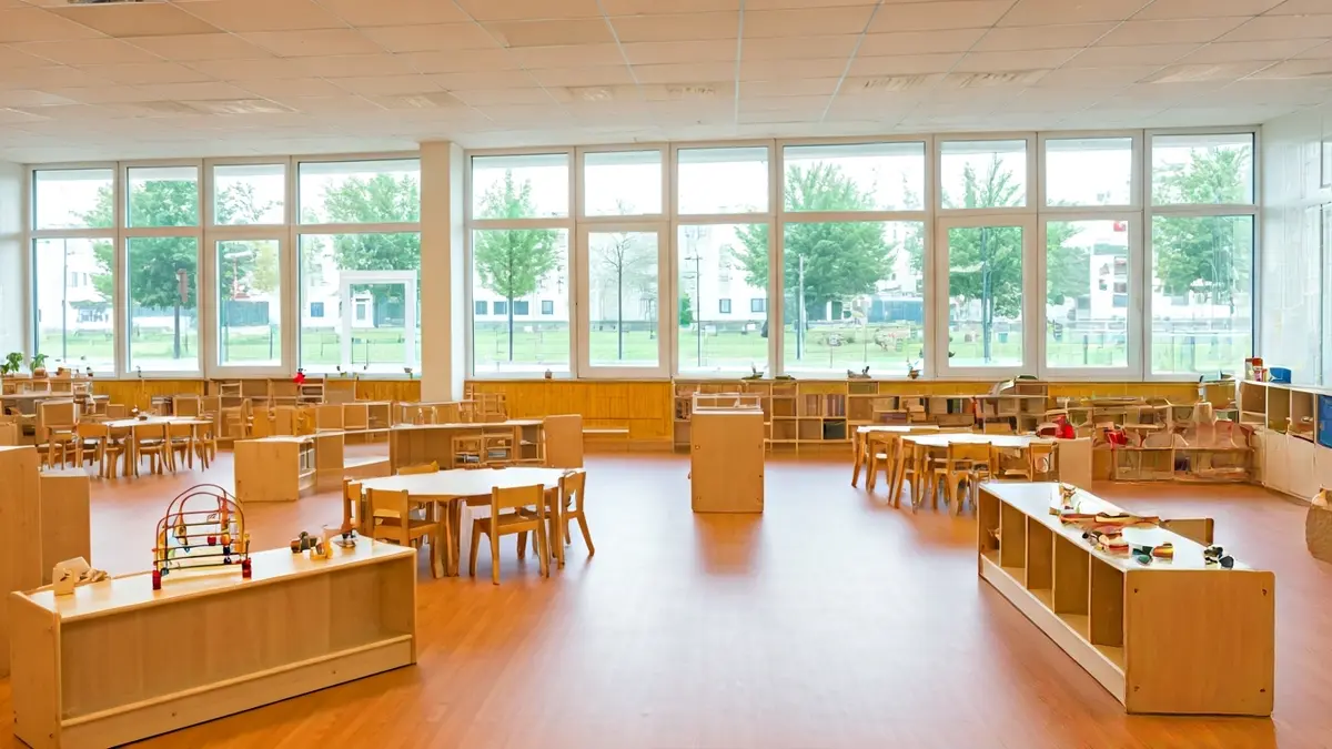 Imaxe xenérica dunha escola infantil moderna e equipada.