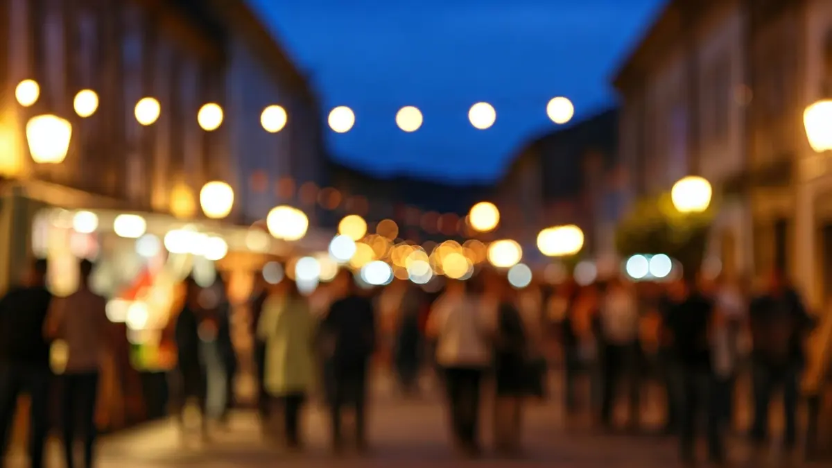 Imagen genérica de un festival callejero en un casco histórico gallego, con gente y luces.