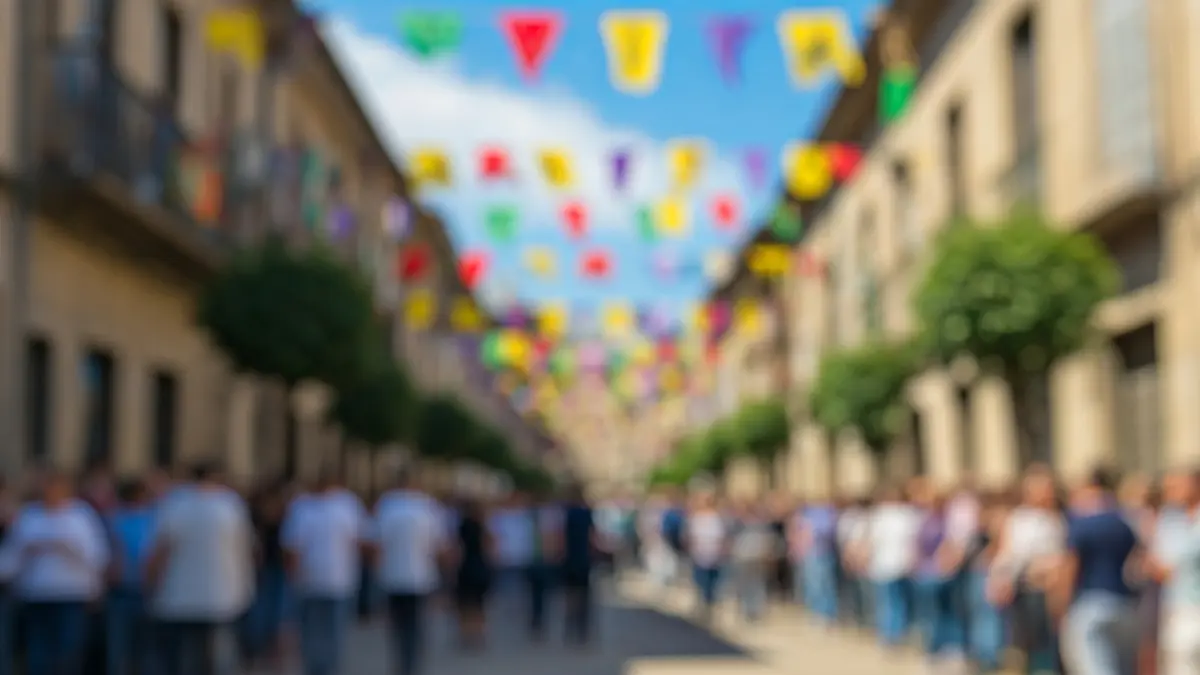 Imaxe xenérica dunha festa popular en Galicia, con xente e decoracións coloridas.