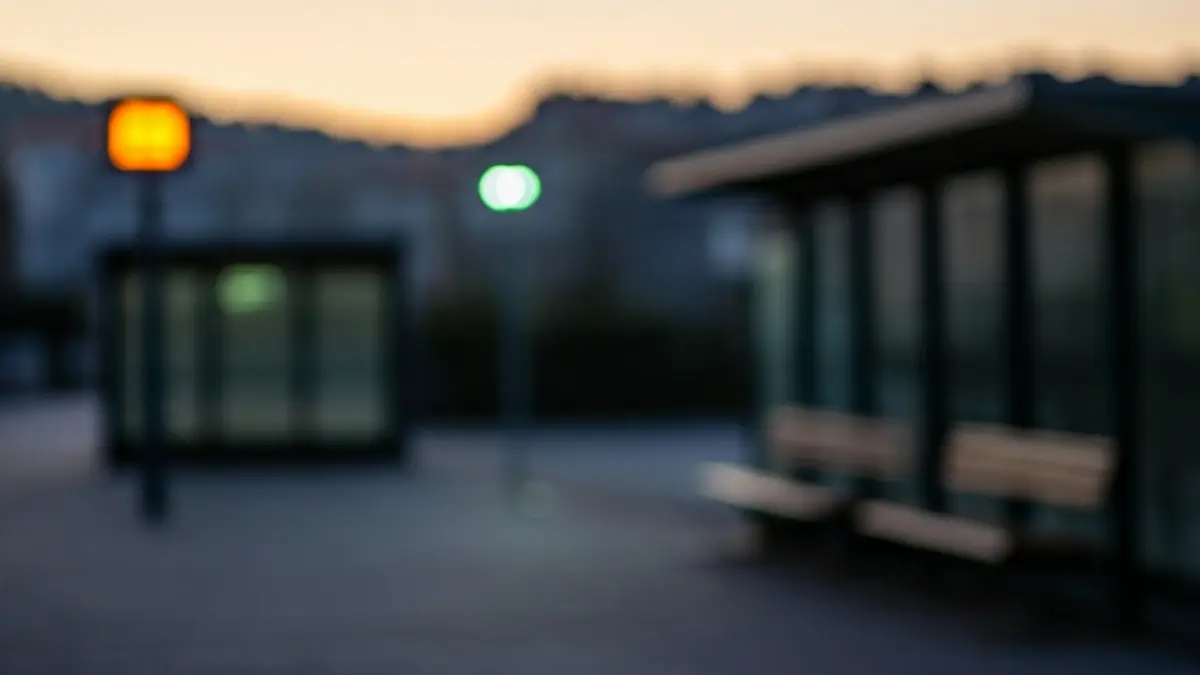 Imagen genérica de una parada de autobús vacía al amanecer.