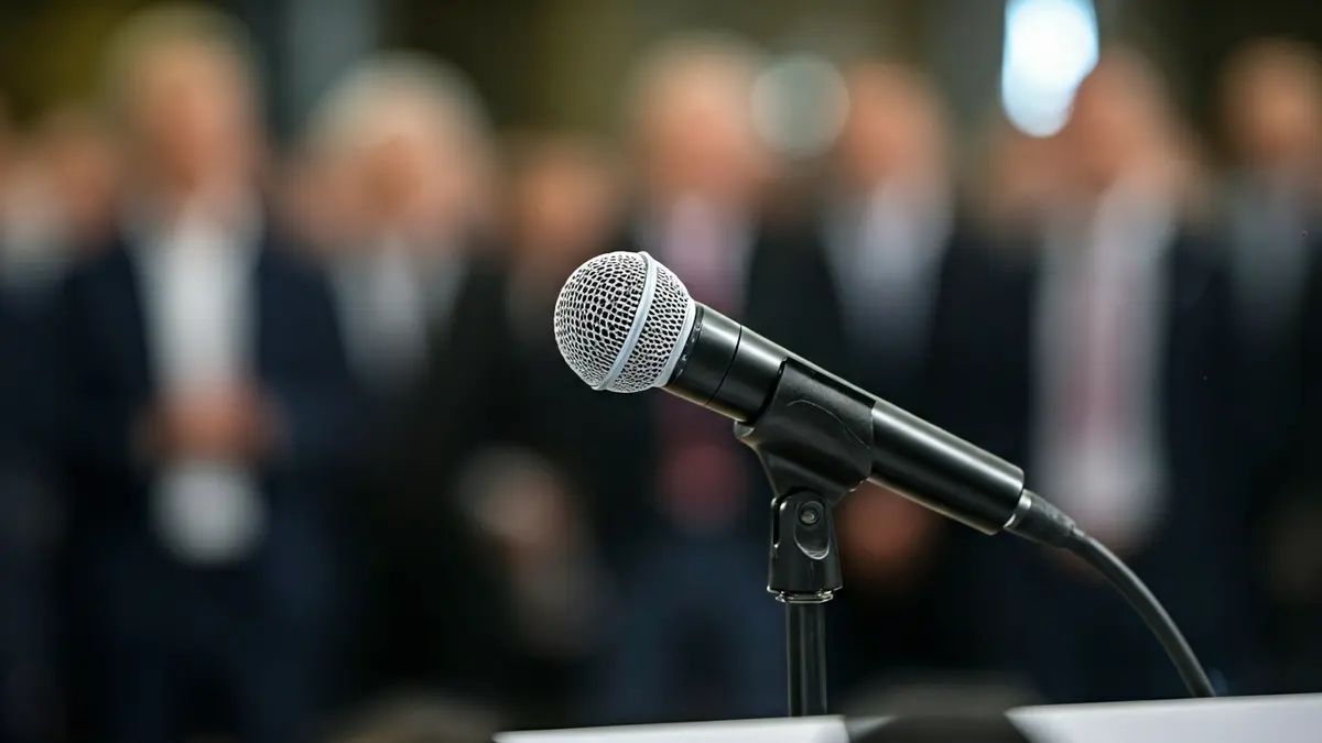 Imagen genérica de un micrófono en un atril, simbolizando un debate político.