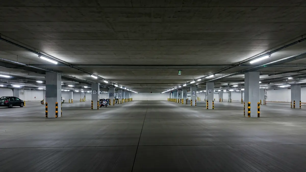 Imaxe xenérica dun aparcadoiro subterráneo baleiro.