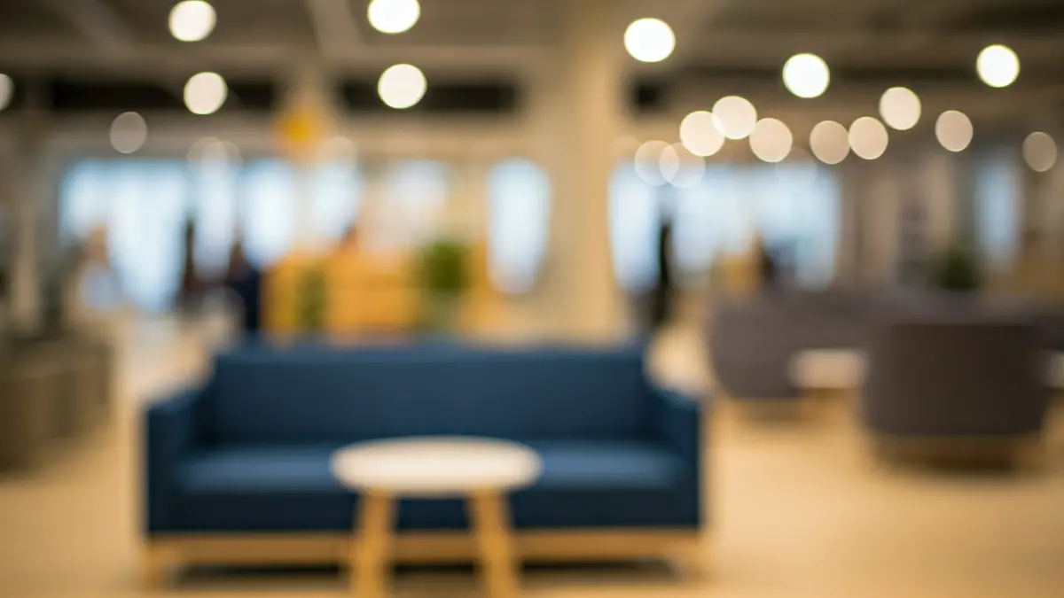 Imagen genérica del interior de un centro de acogida, con espacios comunes y mobiliario moderno.