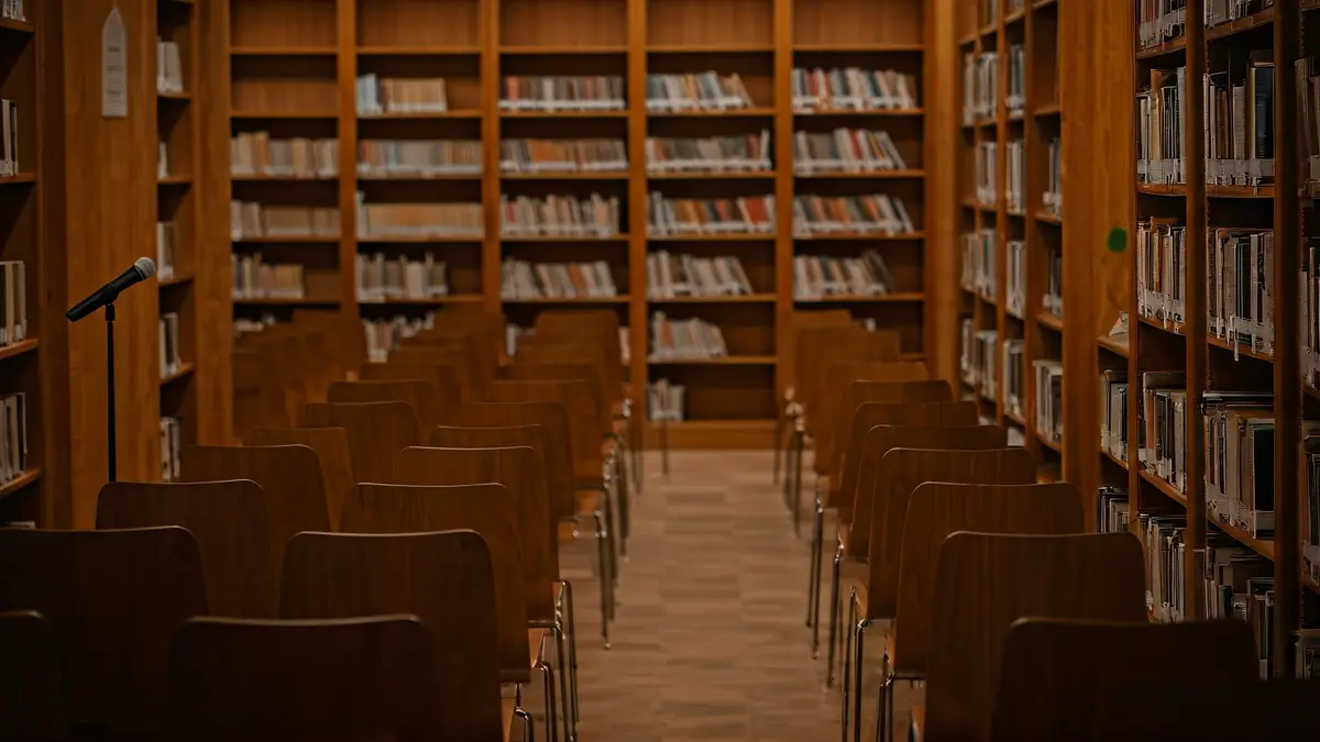 Imaxe xenérica dunha presentación de libro nunha biblioteca