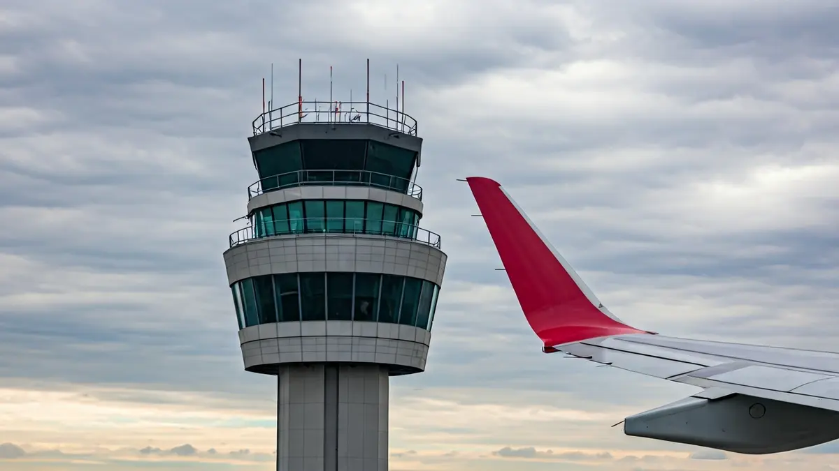 Imaxe xenérica dunha torre de control aeroportuaria.