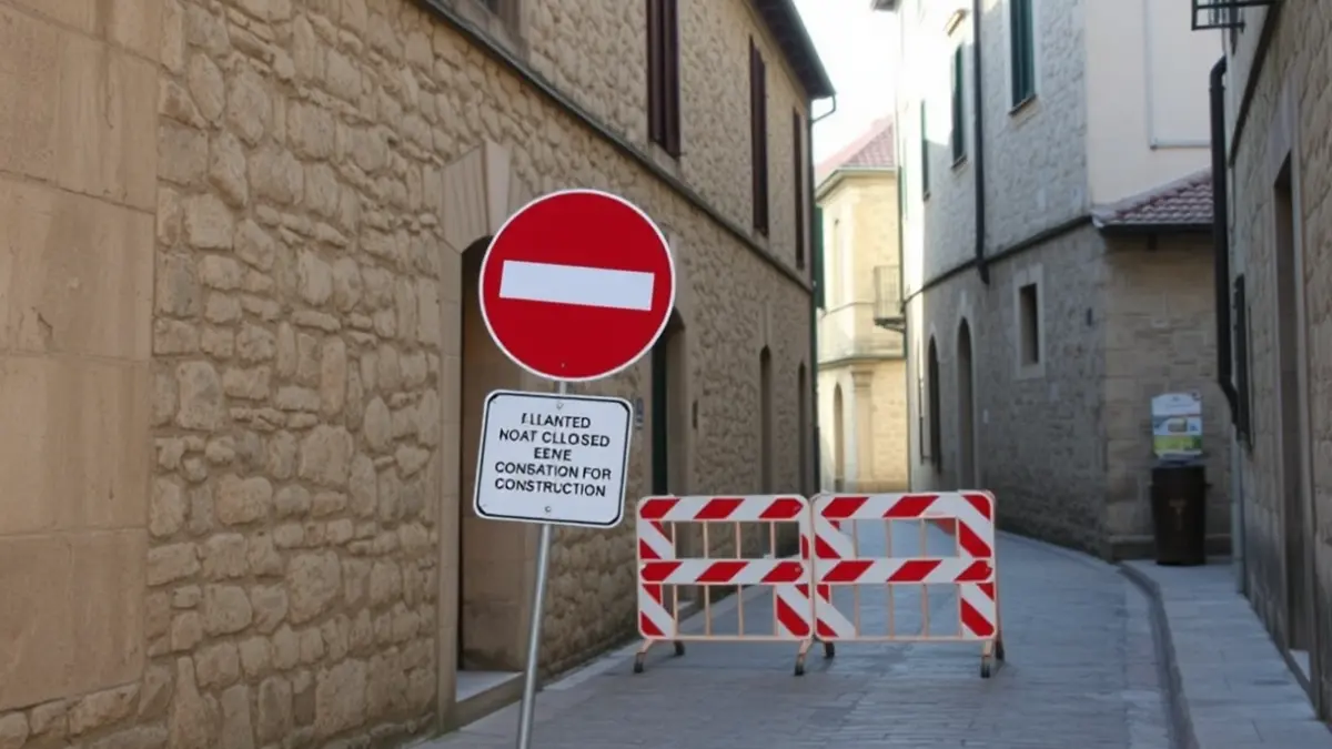 Sinal de prohibido o paso nunha rúa estreita de Betanzos debido a obras.