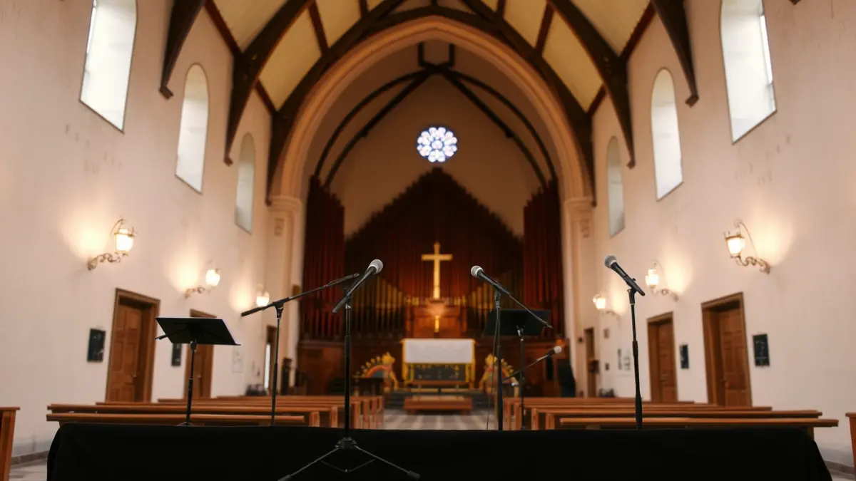 Imaxe xenérica dun escenario de concerto coral nunha igrexa.