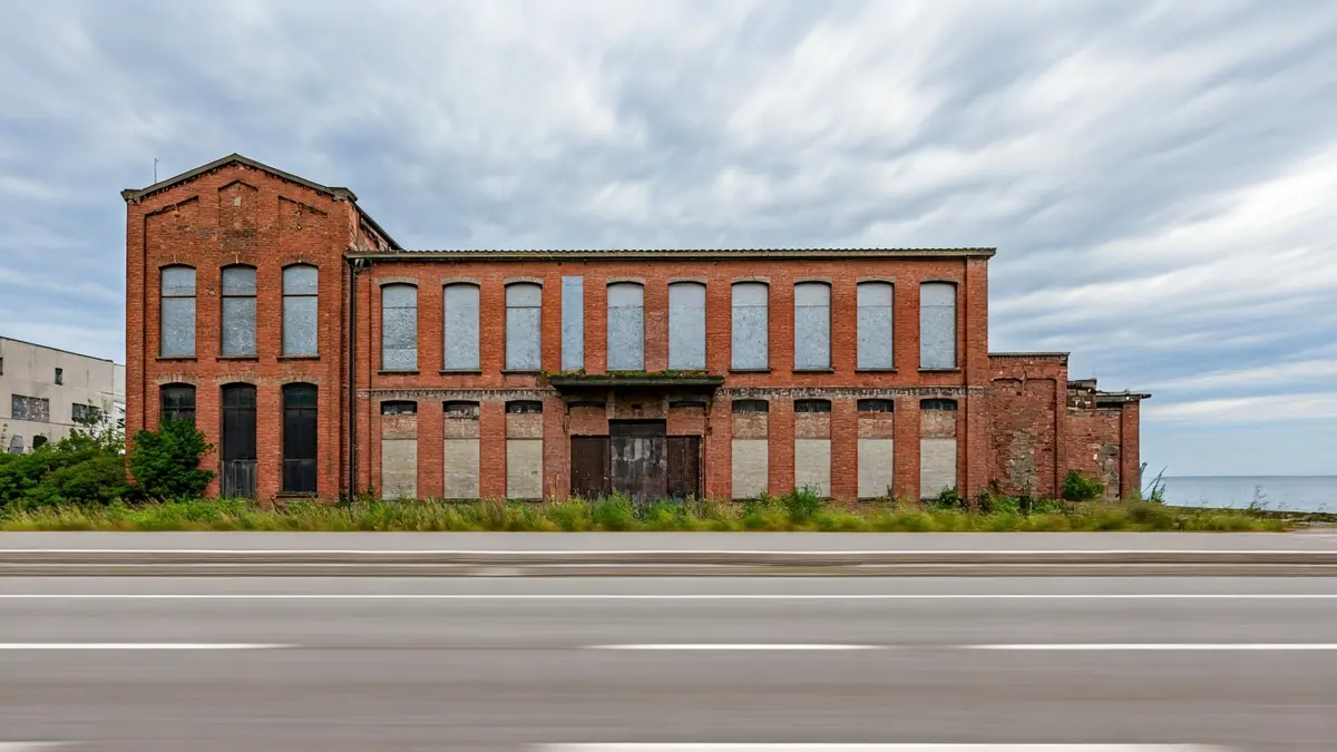 Imaxe xenérica dunha nave industrial abandonada en Vigo.