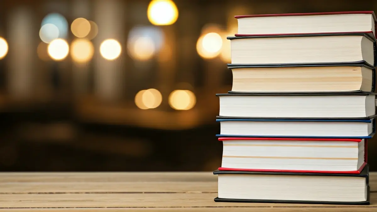 Imagen genérica de libros en una mesa, representando la literatura y la cultura.