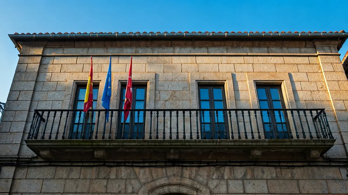 Fachada del ayuntamiento de Pontevedra bajo la luz del sol de la tarde.