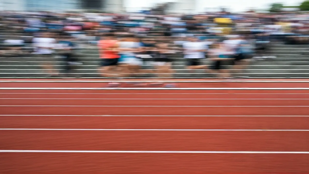 Imagen genérica de una pista de atletismo con atletas borrosos al fondo.