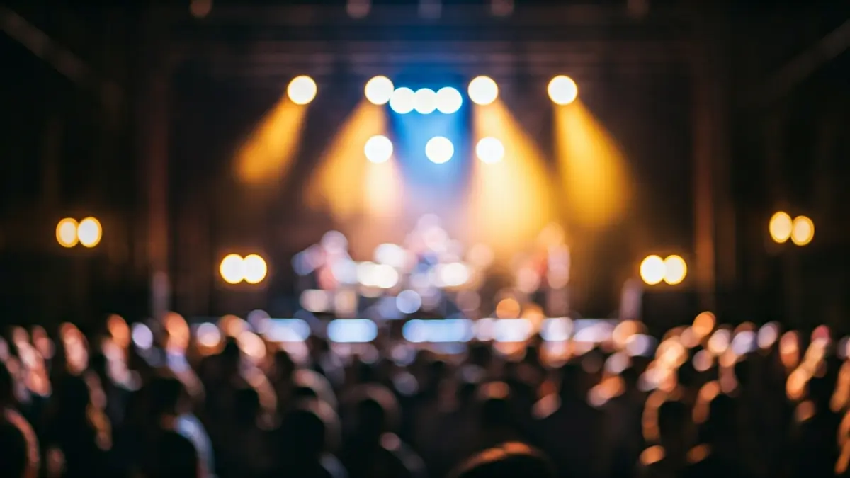 Imaxe xenérica dun escenario de música en directo con luces e instrumentos.