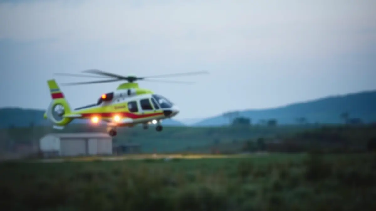 Helicóptero medicalizado evacuando a un herido en una zona rural de Galicia.