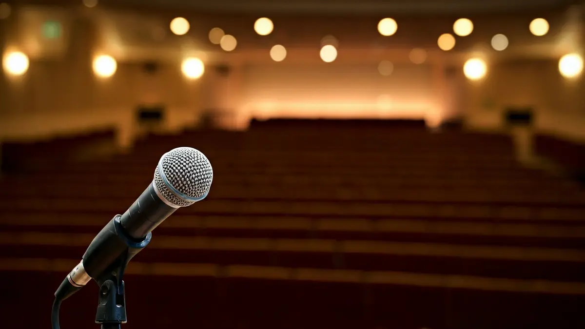 Imaxe xenérica dun micrófono nun auditorio, simbolizando un pregón.