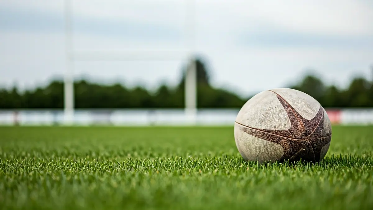 Imaxe xenérica dun balón de rugby sobre herba.