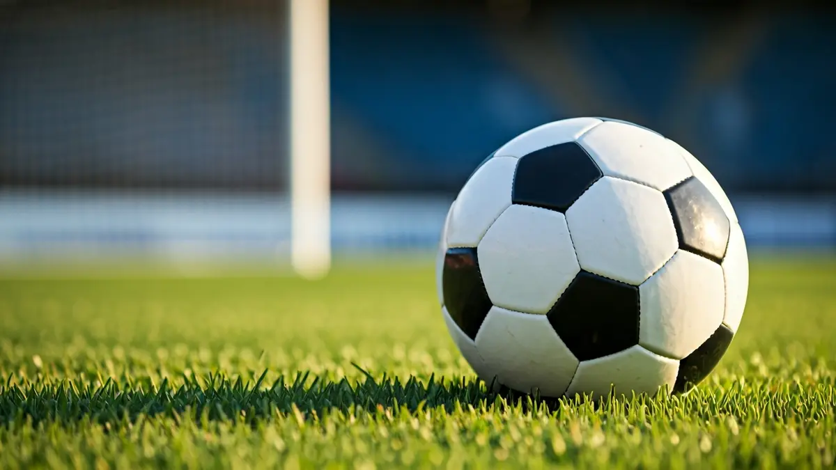 Imagen genérica de un balón de fútbol sobre el césped de un campo